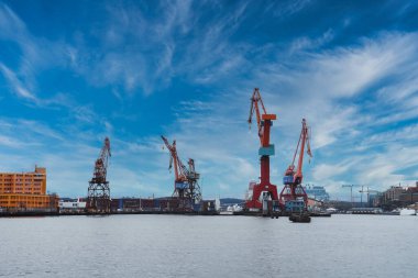 Göteborg 'un Panoraması. Göteborg, Vasstergotland ve Bohuslan, İsveç. Gota Alv Nehri boyunca yelkenli ve yatlı jettiler