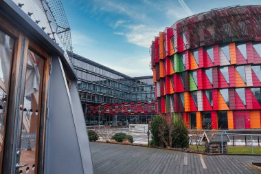 Chalmers Teknik Üniversitesi 'nin renkli modern mimarisi, Göteborg, İsveç