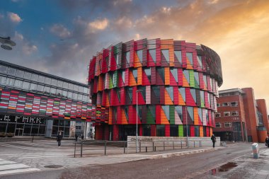 Chalmers Teknik Üniversitesi 'nin renkli modern mimarisi, Göteborg, İsveç