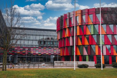 Chalmers Teknik Üniversitesi 'nin renkli modern mimarisi, Göteborg, İsveç