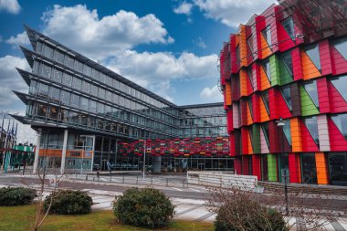 Chalmers Teknik Üniversitesi 'nin renkli modern mimarisi, Göteborg, İsveç
