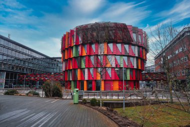 Chalmers Teknik Üniversitesi 'nin renkli modern mimarisi, Göteborg, İsveç