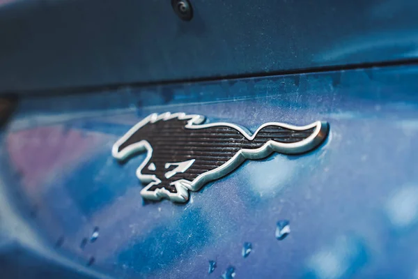 Nahaufnahme Des Ford Mustang Metallic Logos Auf Dem Elektroauto Ford — Stockfoto