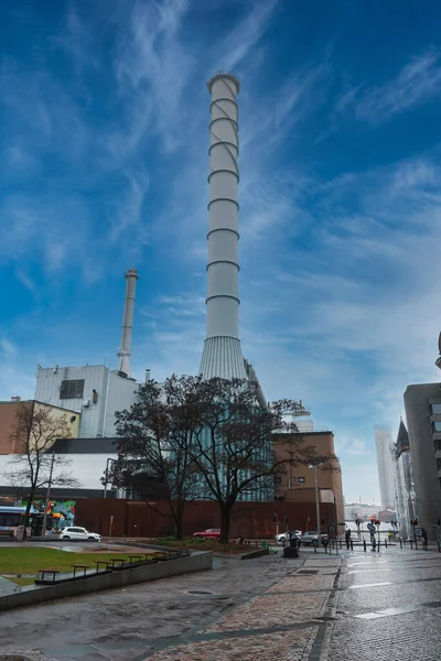巨大な煙突を持つヨーテボリ発電所 スウェーデンのグリーンエネルギー 地球温暖化問題解決のためのエコ — ストック写真