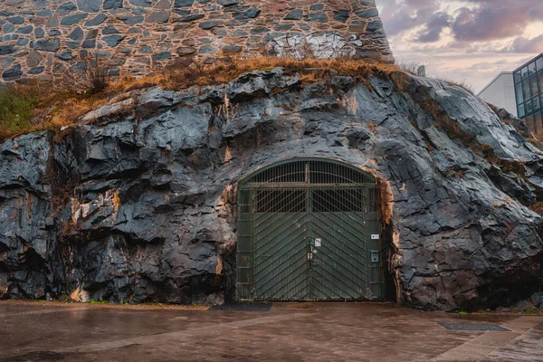 Ворота Бункера Скелі Ядерний Захист — стокове фото