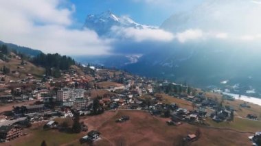 İsviçre 'nin Grindelwald, İsviçre köyü manzarası İsviçre Alpleri yakınlarındaki panorama manzarası, yeşil tarlalarda ahşap kiremitler ve arka planda yüksek zirveler, Bernese Oberland, Avrupa.
