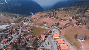 İsviçre 'nin Grindelwald, İsviçre köyü manzarası İsviçre Alpleri yakınlarındaki panorama manzarası, yeşil tarlalarda ahşap kiremitler ve arka planda yüksek zirveler, Bernese Oberland, Avrupa.