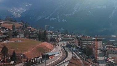 İsviçre 'nin Grindelwald, İsviçre köyü manzarası İsviçre Alpleri yakınlarındaki panorama manzarası, yeşil tarlalarda ahşap kiremitler ve arka planda yüksek zirveler, Bernese Oberland, Avrupa.