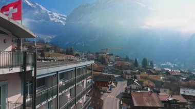 Grindelwald, İsviçre 'deki lüks otelin hava manzarası. Arka planda güzel dağlar.