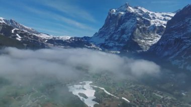 İsviçre 'nin Grindelwald, İsviçre köyü manzarası İsviçre Alpleri yakınlarındaki panorama manzarası, yeşil tarlalarda ahşap kiremitler ve arka planda yüksek zirveler, Bernese Oberland, Avrupa.