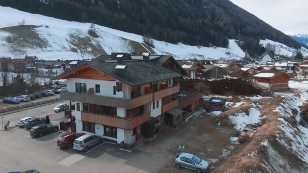 Casa Típica Alpina Madera Decorada Con Flores Medio Del Pueblo — Vídeo de stock