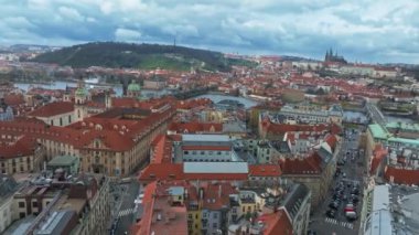 Çek Cumhuriyeti Prag 'daki Vltava Nehri üzerindeki Charles Köprüsü ve Eski Şehir İskelesi mimarisinin manzaralı panoramik hava manzarası