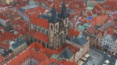 Çek Cumhuriyeti 'nin güzel bir yaz gününde Prag' daki eski kasaba meydanının panoramik hava manzarası. Tyn ve Prag Astronomik Saat Kulesi 'nden önce Leydimizin Kilisesi
