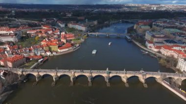 Çek Cumhuriyeti Prag 'daki Vltava Nehri üzerindeki Charles Köprüsü ve Eski Şehir İskelesi mimarisinin manzaralı panoramik hava manzarası