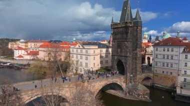 Çek Cumhuriyeti Prag 'daki Vltava Nehri üzerindeki Charles Köprüsü ve Eski Şehir İskelesi mimarisinin manzaralı panoramik hava manzarası