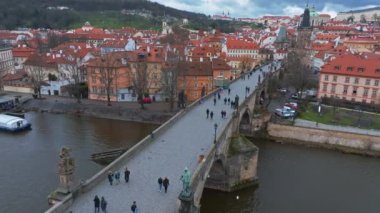 Çek Cumhuriyeti Prag 'daki Vltava Nehri üzerindeki Charles Köprüsü ve Eski Şehir İskelesi mimarisinin manzaralı panoramik hava manzarası