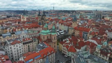 Çek Cumhuriyeti 'nin güzel bir yaz gününde Prag' daki eski kasaba meydanının panoramik hava manzarası. Tyn ve Prag Astronomik Saat Kulesi 'nden önce Leydimizin Kilisesi