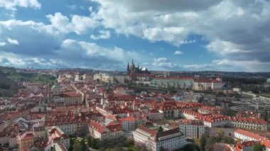 Prag Kalesi ve Saint Vitus Katedrali, Çek Cumhuriyeti. Panoramik manzara. Prag, Çek Cumhuriyeti ve AB 'nin tarihi merkezi üzerine çatı manzarası.