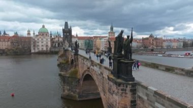 Çek Cumhuriyeti Prag 'daki Vltava Nehri üzerindeki Charles Köprüsü ve Eski Şehir İskelesi mimarisinin manzaralı panoramik hava manzarası