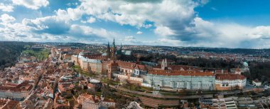 Prag Kalesi ve Saint Vitus Katedrali, Çek Cumhuriyeti. Panoramik manzara. Prag, Çek Cumhuriyeti ve AB 'nin tarihi merkezi üzerine çatı manzarası.