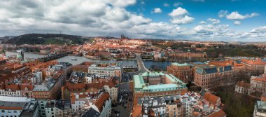 Çek Cumhuriyeti Prag 'daki Vltava Nehri üzerindeki Charles Köprüsü ve Eski Şehir İskelesi mimarisinin manzaralı panoramik hava manzarası