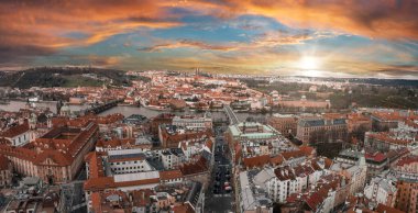 Çek Cumhuriyeti Prag 'daki Vltava Nehri üzerindeki Charles Köprüsü ve Eski Şehir İskelesi mimarisinin manzaralı panoramik hava manzarası