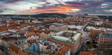 Çek Cumhuriyeti Prag 'daki Vltava Nehri üzerindeki Charles Köprüsü ve Eski Şehir İskelesi mimarisinin manzaralı panoramik hava manzarası