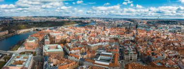 Çek Cumhuriyeti Prag 'daki Vltava Nehri üzerindeki Charles Köprüsü ve Eski Şehir İskelesi mimarisinin manzaralı panoramik hava manzarası