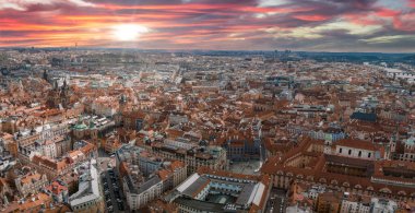 Çek Cumhuriyeti Prag 'daki Vltava Nehri üzerindeki Charles Köprüsü ve Eski Şehir İskelesi mimarisinin manzaralı panoramik hava manzarası