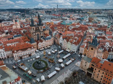 Çek Cumhuriyeti 'nin güzel bir yaz gününde Prag' daki eski kasaba meydanının panoramik hava manzarası. Tyn ve Prag Astronomik Saat Kulesi 'nden önce Leydimizin Kilisesi