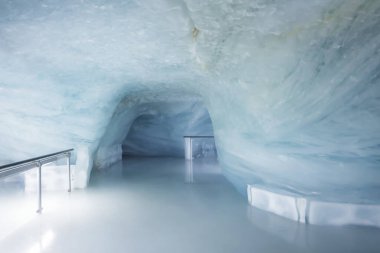 İsviçre, Jungfrau 'daki buzuldan geçen boş patikalı ve güzel tünelli buzdan sarayın içi, kış tatili konsepti.