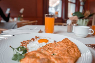 Lüks oteldeki restoranda portakal suyu ve yumurtalı omlet, turistler için lüks seyahat konsepti.