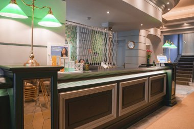 Lüks otel lobisinin içinde aydınlatma ekipmanları ve kozmetik ürünleri resepsiyon masasında, lüks seyahat kavramı