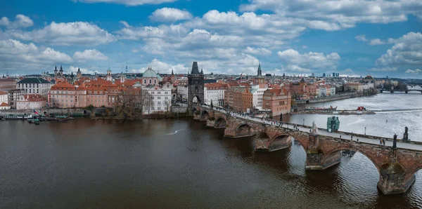 チェコ共和国プラハのヴルタヴァ川にかかる旧市街の桟橋建築とカレル橋の絶景の春のパノラマ — ストック写真