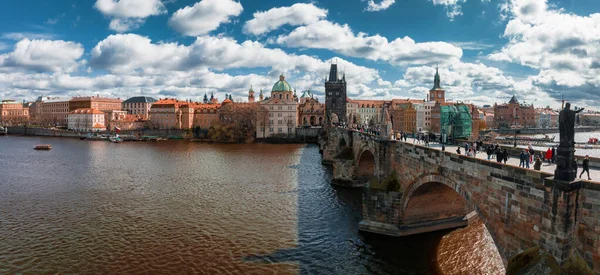 Skjendig Vårpanoramautsikt Gamlebyens Pirarkitektur Charles Bridge Vltava Elven Praha Tsjekkia – stockfoto