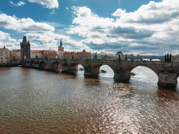 チェコ共和国プラハのヴルタヴァ川にかかる旧市街の桟橋建築とカレル橋の絶景の春のパノラマ — ストック写真