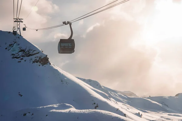 Teleféricos Sobre Vista Tranquila Das Majestosas Montanhas Bernesas Cobertas Neve — Fotografia de Stock