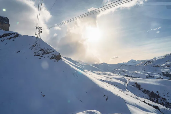 Gondola Wyciąg Kabel Nad Idyllicznym Widokiem Majestatyczny Snowcapped Bernese Góry — Zdjęcie stockowe