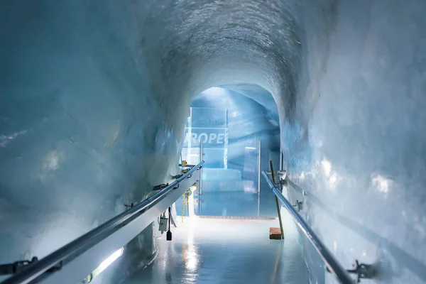 Pohled Prázdnou Pěšinu Zábradlím Krásném Ledovcovém Tunelu Ledovém Paláci Jungfrau — Stock fotografie