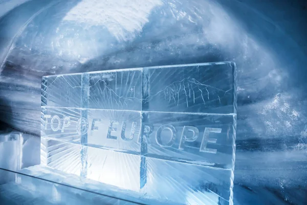 位于瑞士容格弗鲁冰川隧道框架上欧洲文本顶部的冰宫内部 寒假旅行概念 — 图库照片