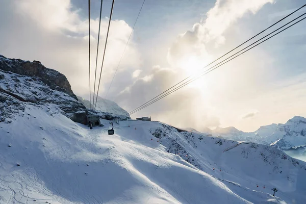 Wyciąg Gondolowy Poruszający Się Kablowo Nad Pięknym Widokiem Majestatycznego Snowcapped — Zdjęcie stockowe