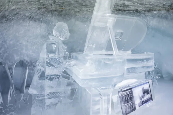 瑞士君格弗鲁冰宫的内部 有漂亮的人冰雕像 在冰川隧道里弹钢琴 寒假旅行的概念 — 图库照片