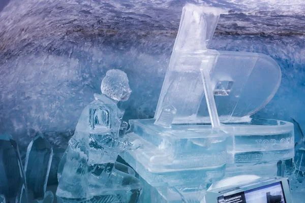 瑞士容格弗鲁冰宫冰川隧道中的人弹钢琴的美丽冰雕 寒假旅行的理念 — 图库照片