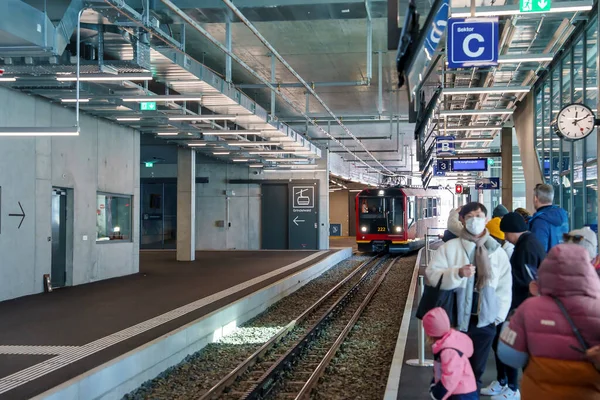 Passagerare Väntar Jungfrau Järnvägsstation För Elektriska Tåg Som Rör Sig — Stockfoto