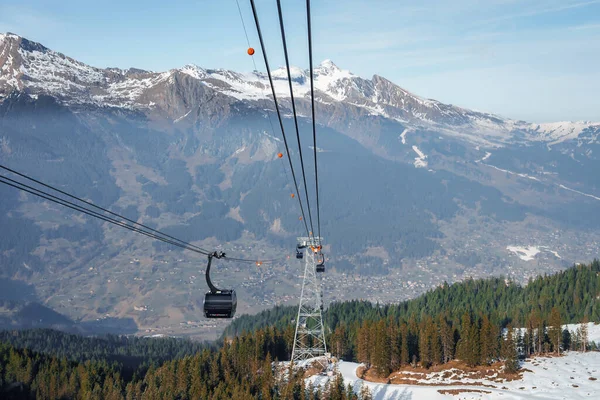 Kabelbaan Dennenbomen Het Bos Met Prachtig Uitzicht Berner Bergen Lucht — Stockfoto