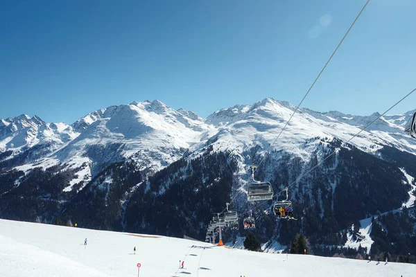 Turistas Elevadores Esqui Sobre Terra Coberta Neve Com Montanhas Segundo — Fotografia de Stock