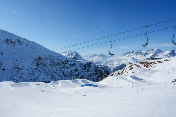 Elevadores Esqui Sobre Terra Coberta Neve Com Montanhas Fundo Durante — Fotografia de Stock