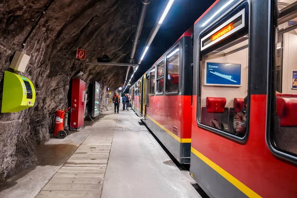 Pasajeros Pie Fuera Del Tren Estación Jungfrau Túnel Montaña Dentro — Foto de Stock