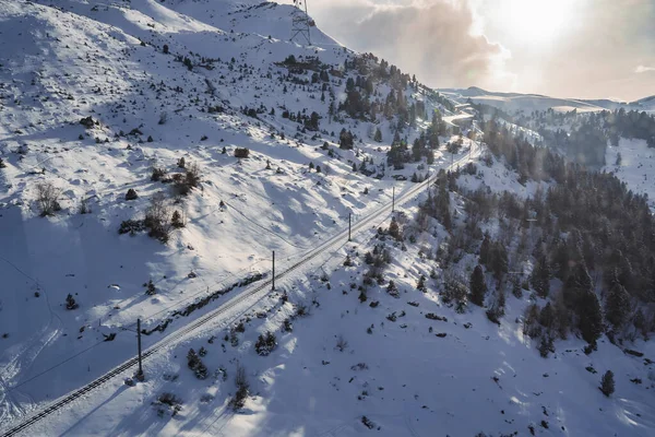 Widok Powietrza Torów Kolejowych Przechodzących Przez Piękne Majestatyczne Śnieg Pokryte — Zdjęcie stockowe