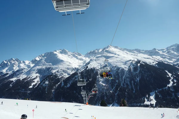 Toeristen Reizen Skiliften Besneeuwd Land Met Bergen Achtergrond Tijdens Wintervakantie — Stockfoto